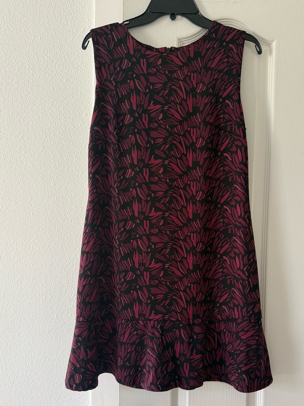 Margaret M Burgundy Black Abstract Print Sleeveless Ruffle Hem Shift Dress M